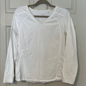 Danskin Women’s White Long Sleeve V-Neck Top Medium (8-10) NWOT